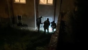 Alkollü şahıs apartman boşluğuna düştü: Yardımına koşan komşu da hastanelik oldu