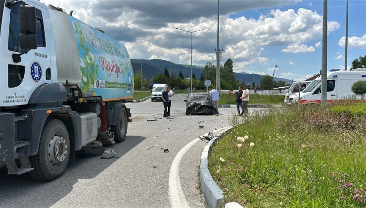 Temizlik kamyonu ile çarpışan otomobil hurdaya döndü
